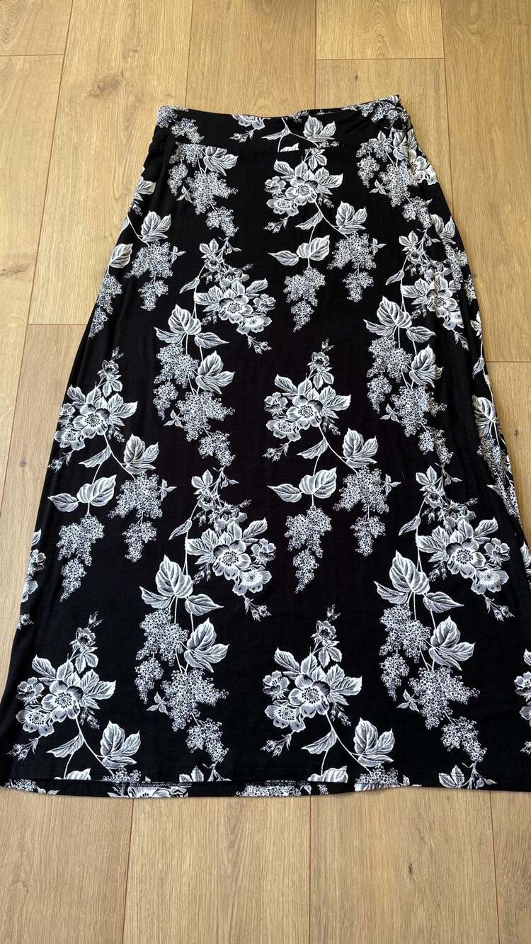 Liz Claiborne Maxi Skirt Size S Black White Floral Rayon Spandex